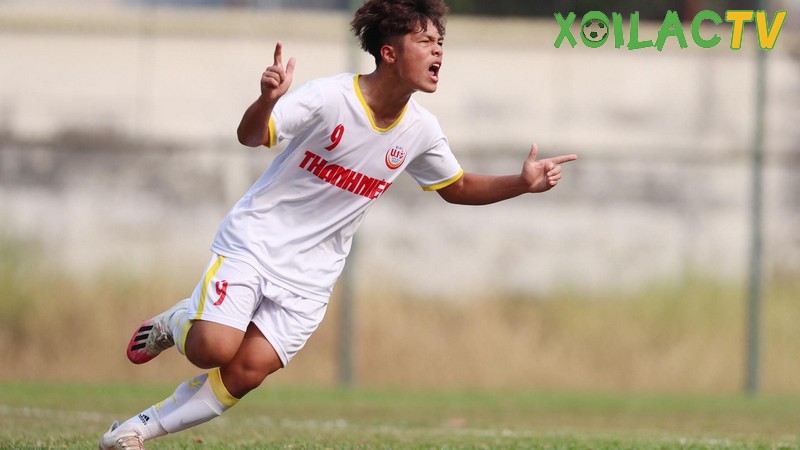 Cầu thủ Nguyễn Quốc Việt thi đấu cho Học viện Nutifood JMG